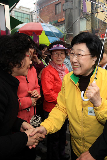 10일 오후 서울 용답동을 찾은 한명숙 민주통합당 대표가 시민들과 인사를 하고 있다.