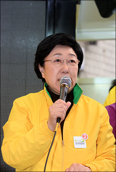 10일 오후 서울 용답동을 찾은 한명숙 민주통합당 대표가 성동을에 출마한 민주통합당 홍익표 후보의 지원 유세를 통해 '야권단일 후보'에게 투표해줄 것을 호소하고 있다.