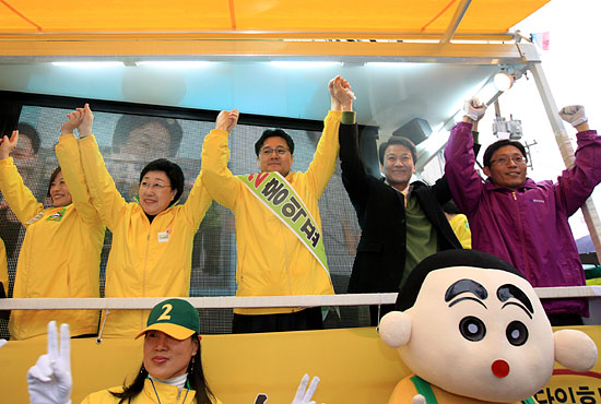 10일 오후 민주통합당 한명숙 대표가 서울 성동을에 출마한 민주통합당 홍익표 후보와 함께 손을 잡고 지지자들을 향해 인사를 하고 있다.