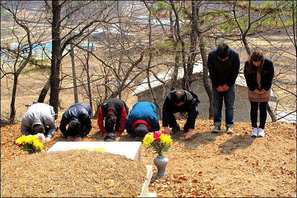  우리가족 납골묘 아래에 잠들어 계신 막내 작은 아버지 어머님 묘소에 참배를 올리는 가족들 