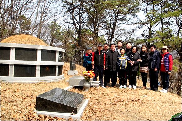 춘향제를 모두 마치고 묘역을 떠나기전 온 가족이 모여 기념촬영을 했다. 