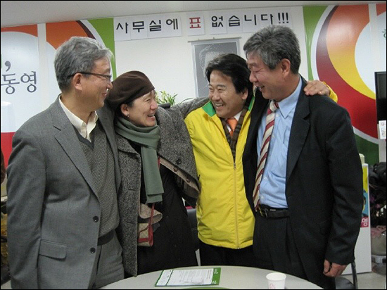 4월 5일 오후 8시경, 강남훈 교수노조위원장, 김윤자 민교협공동의장이 강남을 정동영 후보 선거사무소를 지지 방문했다. 