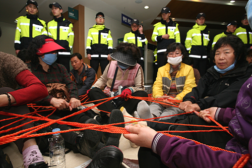 한일병원에서 해고된 식당 비정규 여성노동자들이 빨랫줄로 몸을 묶어 병원 연좌농성에 돌입했다. 