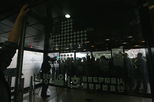 병원 직원들이 농성장인 병원 본관 1층 출입구를 폐쇄하고 있다. 