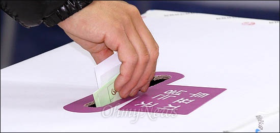 2012년 4월 11일 제19대 국회의원선거일, 서울 종로구에 마련된 투표소에서 한 유권자가 투표하고 있다.