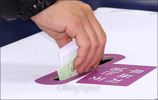 투표하는 유권자의 손. (자료사진)