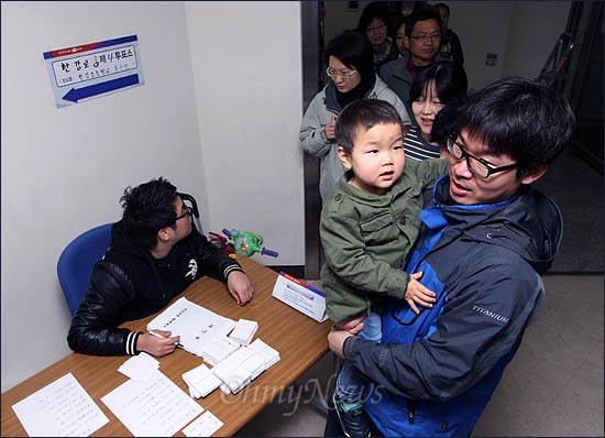 제19대 국회의원선거일인 4. 11일 서울시내의 한 투표소에 아이와 함께 투표에 참여한 유권자들. 