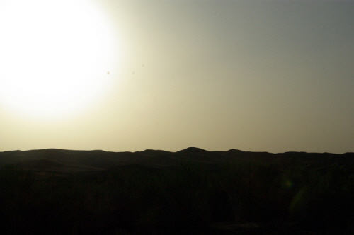 빛과 사막이 만든 아름다운 일몰.