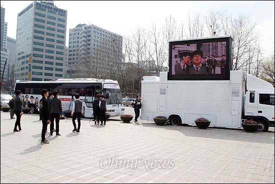 <오마이뉴스> 총선버스가 제19대 총선 투표일인 11일 오후 서울광장에서 대형 모니터차량 등을 통해 개표방송을 진행하고 있다.