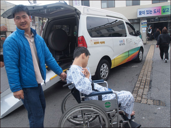 욕창으로 입원해있던 1급장애인 김성현씨가 나드리콜을 타고 투표장에 가다