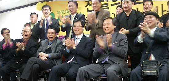 11일 오후 6시 15분, 서울 영등포을 선거구에 출마한 민주통합당 신경민 후보가 방송사 출구조사에서 새누리당 권영세 후보를 앞선 것으로 나타나자, 선거 사무실에서 지지자들과 함께 환호하고 있다. 