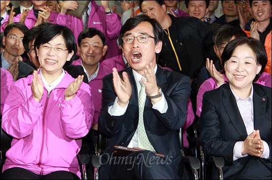  통합진보당 이정희, 유시민, 심상정 공동대표와 당직자들이 11일 오후 서울 대방동 통합진보당 종합상황실에서 제19대 총선 출구조사 결과 은평을에 출마한 천호선 후보가 이재오 새누리당 후보를 앞서는 것으로 발표되자 환호하고 있다.