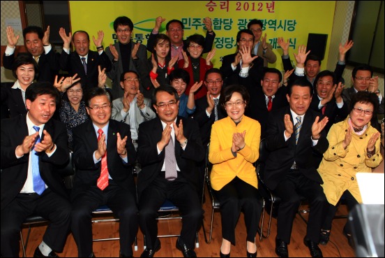 박혜자 당선자(앞줄 왼쪽에서 세번째)와 지지자들이 광주시 서구에 위치한 선거사무소에서 당선이 확정되자 환호하고 있다.