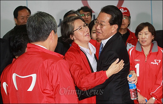 제19대 국회의원 선거가 치러진 11일 오후 서울 여의도 새누리당 당사에 마련된 선거종합상황실에서 제1당 가능성이 커진다는 뉴스가 전해지자, 권영세 사무총장이 이양희 비대위원과 함께 서로 격려하며 포옹을 하고 있다.