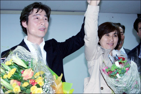 송호창 당선자가 부인과 함께 손을 들어 지지자의 연호에 화답하고 있다. 
