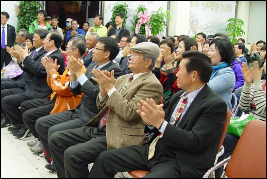 김 당선자 선거사무실에 모인 지지자들이 박수를 보내고 있습니다.