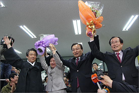 세종시 국회의원 당선이 확실시 되자 이해찬 민주통합당 후보가 손을 번쩍 들고 기뻐하고 있다.