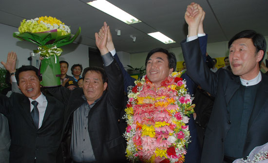 박수현 후보가 당선이 확실시되자 선거과정에서 고생했던 지지자들과 함께 성공을 자축하고 있다.
