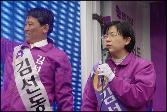 2012년 3월 30일 전남 순천 의료원로터리에서 통합진보당 이정희 대표가 김선동 후보 지지를 호소하고 있습니다.