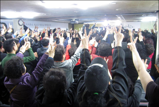 승리를 자축하는 민병두 후보 지지자들.