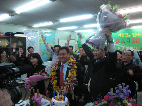 민주통합당 이상민(대전 유성구) 당선자가 당선이 확정되자 지지자들과 함께 기뻐하고 있다.