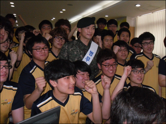 서울 병무청에서 열린 예비 후임병들과의 대화에서 징병 검사자들과 찰칵.