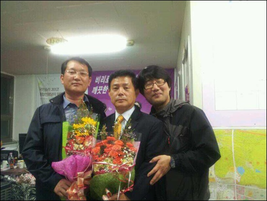 도의원에 당선된 노동운동가 출신인 천중근 당선자가 동료들의 축하를 받으며 기념사진을 찍고 있다.