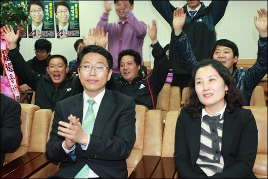 51표 차이로 당선된 김민곤 통합진보당 당선자가 상대 후보를 앞서자 동료들이 환호하고 있다.