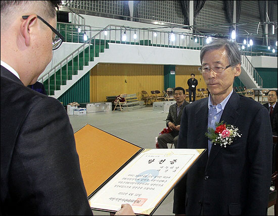 새누리당 여상규 당선자가 사천 선관위에게 당선증을 받는 모습.