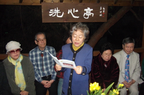 세심정에서 시낭송회를 하는 예띠 시낭송회 회원들
(2012.4.12 종로구 신영동)