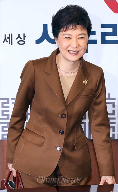 박근혜 새누리당 선대위원장이 지난 13일 서울 여의도 당사에서 열린 중앙선대위 해단식에 참석하기 위해 회의장에 들어서고 있다.
