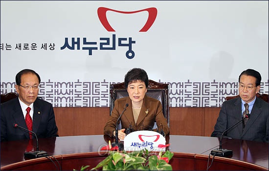 박근혜 새누리당 선대위원장이 13일 서울 여의도 당사에서 열린 중앙선대위 해단식에서 인사말을 하고 있다.