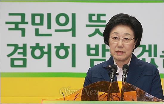 2012년 4월13일 오후 한명숙 민주통합당 대표가 서울 영등포구 민주통합당 당사에서 기자회견을 열고 4.11 총선 패배에 따른 책임을 지고 대표직 사퇴 의사를 밝히고 있다.