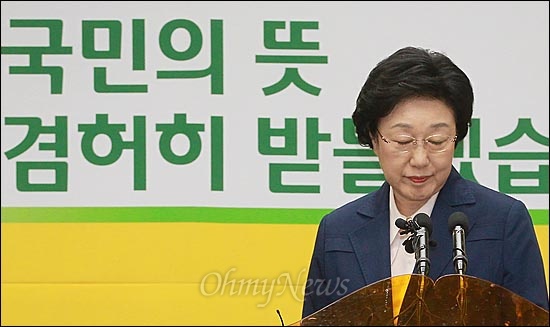 한명숙 민주통합당 대표가 13일 오후 서울 영등포구 민주통합당 당사에서 기자회견을 열고 "새로운 변화를 향한 국민의 열망을 제대로 받들지 못한 것에 대해 무한책임을 지고 대표직에서 물러나겠다"고 사퇴 의사를 밝힌 뒤 회견장을 나서고 있다.