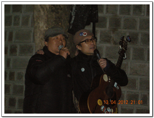 노동자인 박일과 가수 박준이 함게 노래를 부르고 있다.