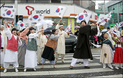 조선 백성과 어린이로 분장한 근대역사 재현팀이 퍼포먼스를 펼치고 있다.
