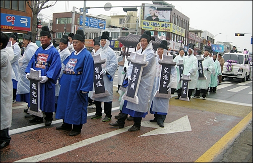 옥구향교 상징물과 사육신 위패를 들고 행진하는 옥구읍 주민들
