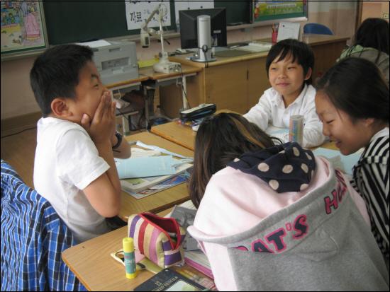  친구들과 신문을 작성기 전 토론을 하면서 좋아라 한다