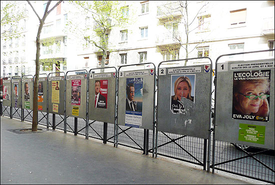 파리 19구 투표소 앞에 대선후보들의 공식 포스터가 걸려있다.
