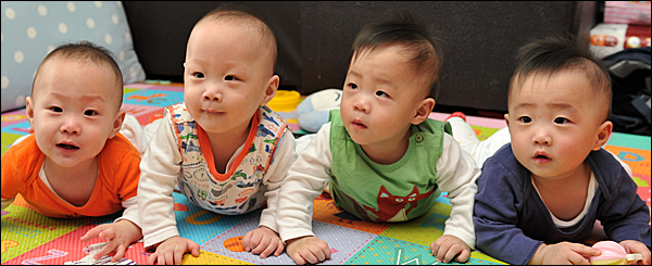  4쌍둥이가 생길 확률은 70만분의 1이다. 엄마와 아이 모두 위험하다며 병원에서는 선택유산을 권했다. 그러나 부부는 의사와 주변 사람들의 만류에도 불구하고 결코 단 한 생명도 포기할 수 없었다.