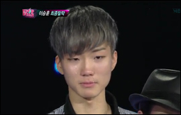  SBS <K팝스타>에서 최종탈락자로 결정된 후 눈물을 흘리고 있는 이승훈. 그의 눈물은 시청자들에게 기존 오디션 프로그램 참가자들의 눈물과는 다른 감동을 전했다.

