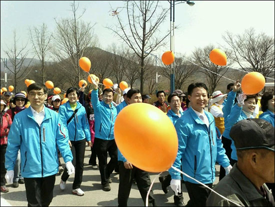 걷기대회에 참가한 시민들이 거리를 행진하고 있다.