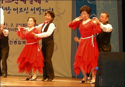 2011 실버축제 행사 때 댄스스포츠 단원들과 시범을 보이고 있다
