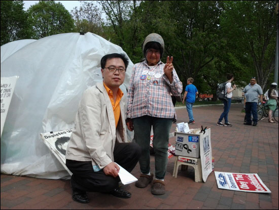  필자와 함께 V표시를 하며 사진 촬영에 응하는 피시오트 여사