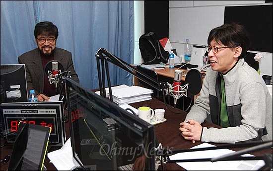 지난 1월 17일 서울 마포구 상암동 <오마이뉴스>에서 진행하는 팟캐스트 방송 '이슈를 털어주는 남자(이털남)'에 정영하 MBC 노조위원장이 출연해 이야기를 나누고 있다.
