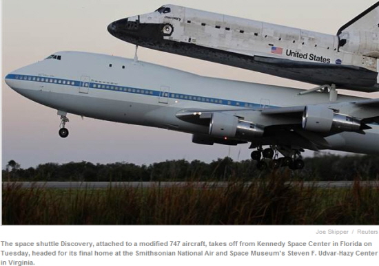 디스커버리호가 보잉 747기에 실려 케네디 우주 센터를 떠나고 있다.