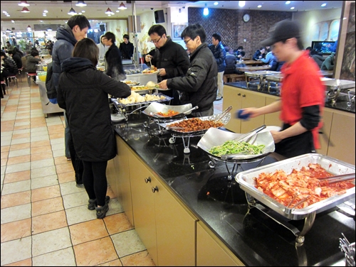 노량진 대형 고시식당 뷔페식 고시식당에서 수험생들이 식사를 준비하고 있다. 