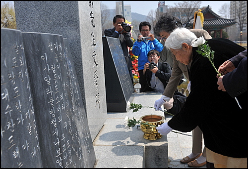 지난 4월 20일 음성군 설성공원에서 열린 18회 무영제에 참석한 유족이 이무영문학비에 헌화하고 있다.  