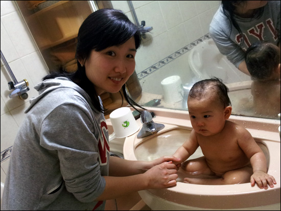 나보다 먼저 아이 엄마가 된 제자가 9개월 된 딸을 목욕시키는 모습이 너무 예뻤다.
