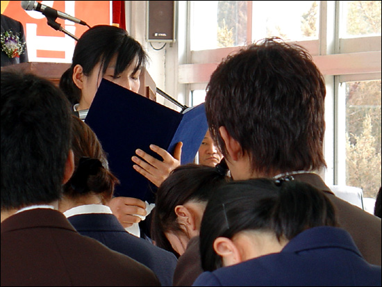 졸업생 대표로 후배들의 '송사'에 '답사'를 하며 울먹이던 사랑이의 모습(왼쪽 눈 보이는 이). 벌써 8년 전의 일이다.